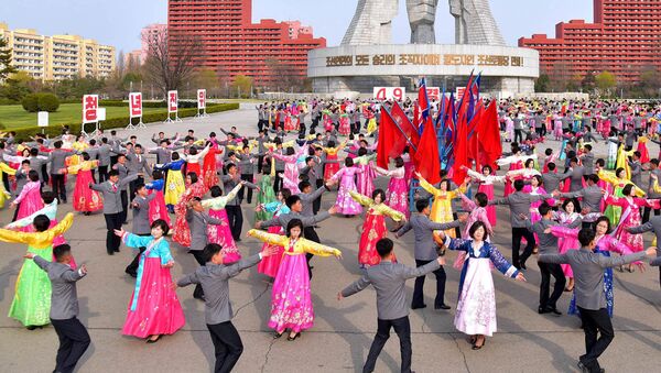 Jovens dançam na festa dedicada aos 25 anos da eleição de Kim Jong-il como presidente da Comissão Nacional de Defesa da Coreia do Norte, 9 de abril de 2018 - Sputnik Brasil