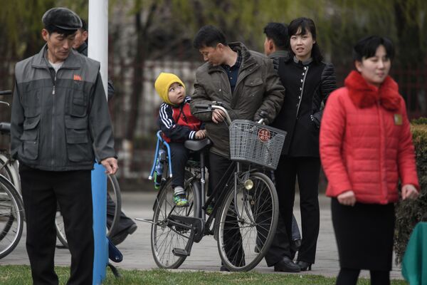 Espectadores na maratona em Pyongyang, 9 de abril de 2018 - Sputnik Brasil