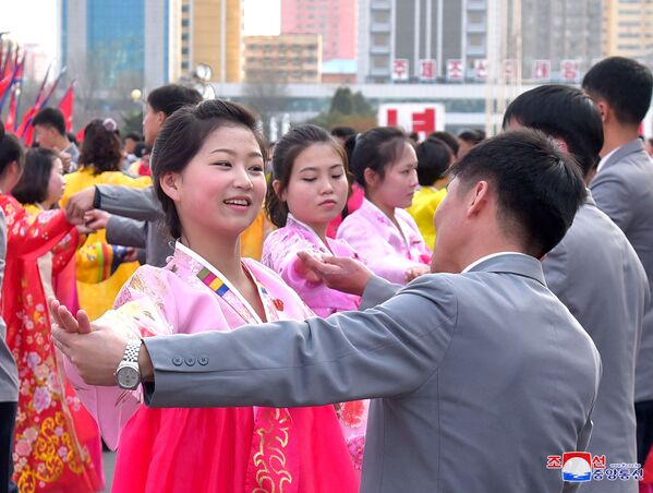 Jovens dançam na festa dedicada aos 25 anos da eleição de Kim Jong-il como presidente da Comissão Nacional de Defesa da Coreia do Norte, 9 de abril de 2018 - Sputnik Brasil