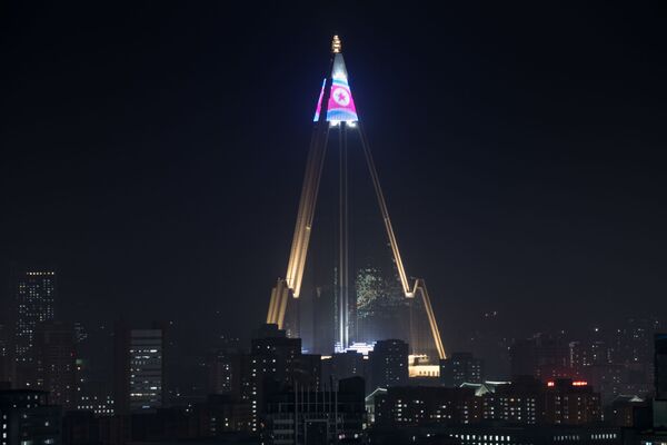 Bandeira da Coreia do Norte no topo do hotel Ryugyong em Pyongyang, 9 de abril de 2018 - Sputnik Brasil