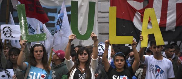 Pessoas seguram letras com nome de “Lula” como manifestação contra a detenção do ex-presidente do Brasil, Luiz Inácio Lula da Silva (2003-2011) em frente à embaixada brasileira em Buenos Aires, Argentina, 6 de abril de 2018 - Sputnik Brasil