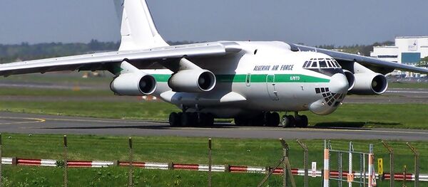 Um avião Il-76 da Força Aérea da Argélia - Sputnik Brasil