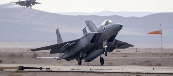 Jato F-15 da Força Aérea Israelense decola na base aérea de Ovda durante exercício Bandeira Azul, Israel, 8 de novembro de 2017 - Sputnik Brasil