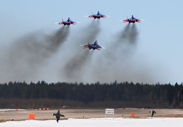 Caças multifuncionais MiG-29 da esquadrilha de acrobacia aérea Strizhy participam do ensaio da parte aérea da 73ª Parada da Vitória que se realizará na Praça Vermelha, em Moscou, em 9 de maio de 2018 - Sputnik Brasil