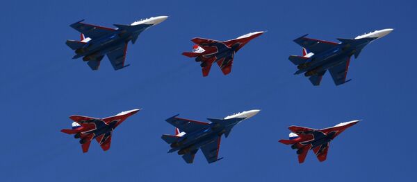 Caças multifuncionais Su-30SM da esquadrilha de acrobacia aérea Russkie Vityazy e caças multifuncionais MiG-29 da esquadrilha de acrobacia aérea Strizhy participam do ensaio da parte aérea da 73ª Parada da Vitória que se realizará na Praça Vermelha, em Moscou, em 9 de maio de 2018 - Sputnik Brasil