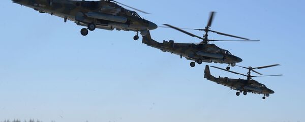 Helicópteros de assalto Ka-52 Alligator participam do ensaio da parte aérea da 73ª Parada da Vitória que se realizará na Praça Vermelha, em Moscou, em 9 de maio de 2018 - Sputnik Brasil