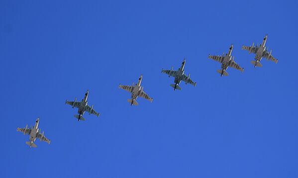 Aviões de ataque ao solo Su-25 participam do ensaio da parte aérea da 73ª Parada da Vitória que se realizará na Praça Vermelha, em Moscou, em 9 de maio de 2018 - Sputnik Brasil