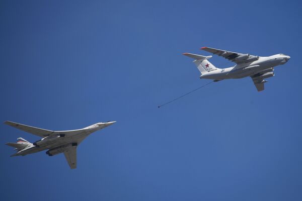 Avião de reabastecimento Il-78 e bombardeiro estratégico Tu-160 (Cisne Branco) participam do ensaio da parte aérea da 73ª Parada da Vitória que se realizará na Praça Vermelha, em Moscou, em 9 de maio de 2018 - Sputnik Brasil