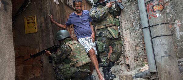 Homem desvia de militares na Rocinha. - Sputnik Brasil