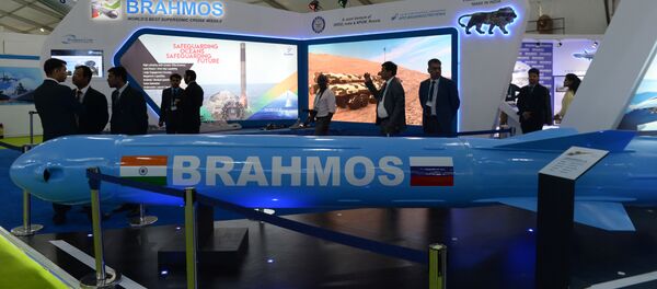 Exposição do míssil BrahMos da Organização de Pesquisa e Desenvolvimento de Defesa da Índia (DRDO) na DefExpo 2018, 11 de abril de 2018 - Sputnik Brasil