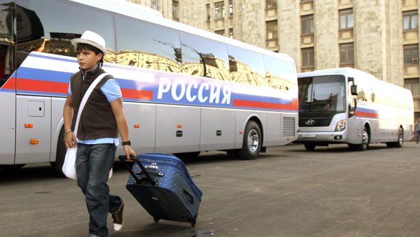 Menino passa por ônibus, nos arredores de Moscou (foto de arquivo) Menino passa por ônibus, nos arredores de Moscou (foto de arquivo) - Sputnik Brasil