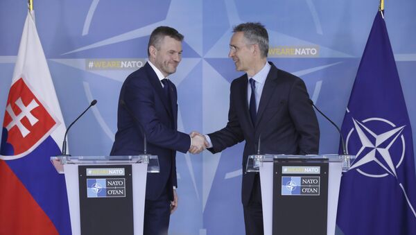 Peter Pellegrini, primeiro-ministro da Eslováquia, e Jens Stoltenberg, secretário-geral da OTAN durante conferência de imprensa na sede da organização em Bruxelas, na Bélgica. - Sputnik Brasil