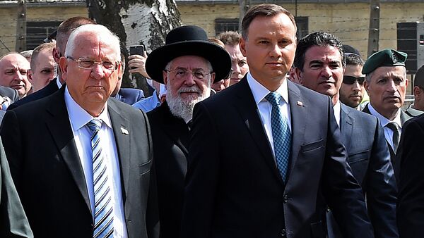 Poland's President Andrzej Duda (R) and Israel's President Reuven Rivlin (L) attend the March of the Living, a yearly Holocaust remembrance march between the former death camps of Auschwitz and Birkenau, in Oswiecim - Sputnik Brasil