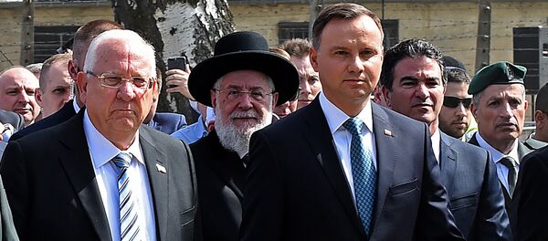 Poland's President Andrzej Duda (R) and Israel's President Reuven Rivlin (L) attend the March of the Living, a yearly Holocaust remembrance march between the former death camps of Auschwitz and Birkenau, in Oswiecim Poland's President Andrzej Duda (R) and Israel's President Reuven Rivlin (L) attend the March of the Living, a yearly Holocaust remembrance march between the former death camps of Auschwitz and Birkenau, in Oswiecim - Sputnik Brasil