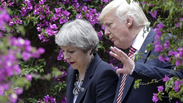 O presidente dos EUA, Donald Trump fala com a primeira-ministra britânica Theresa May (foto de arquivo) - Sputnik Brasil
