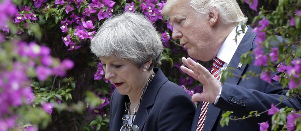 O presidente dos EUA, Donald Trump fala com a primeira-ministra britânica Theresa May (foto de arquivo) - Sputnik Brasil
