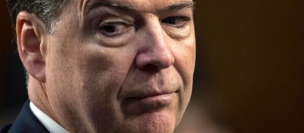 Arquivo - Nesta foto de arquivo de 8 de junho de 2017, o ex-diretor do FBI James Comey testemunha perante o Comitê de Inteligência do Senado, no Capitólio, em Washington. Arquivo - Nesta foto de arquivo de 8 de junho de 2017, o ex-diretor do FBI James Comey testemunha perante o Comitê de Inteligência do Senado, no Capitólio, em Washington. - Sputnik Brasil