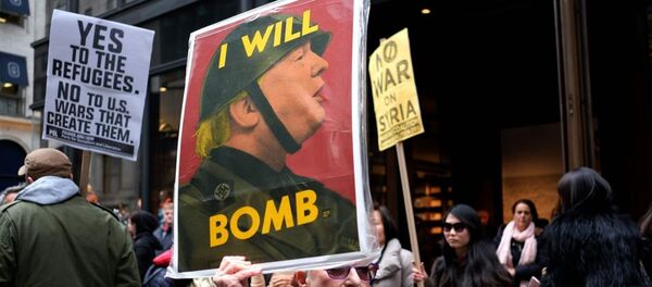 Manifestantes contra a guerra protestam contra o presidente Donald Trump em frente à Trump Tower em Nova York, em 2017, criticando ataques à Síria. - Sputnik Brasil