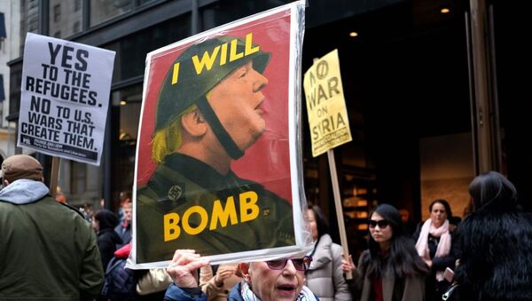 Manifestantes contra a guerra protestam contra o presidente Donald Trump em frente à Trump Tower em Nova York, em 2017, criticando ataques à Síria. - Sputnik Brasil
