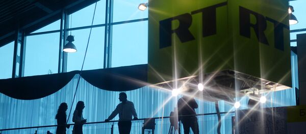 O cubo com o logotipo do canal RT - Sputnik Brasil