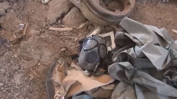 Máscara de gás encontrada em laboratório clandestino, em Ghouta Oriental - Sputnik Brasil