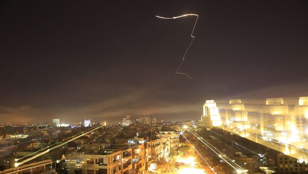 Mísseis cruzam horizonte de Damasco durante ataque dos EUA contra Síria, 14 de abril de 2018 - Sputnik Brasil