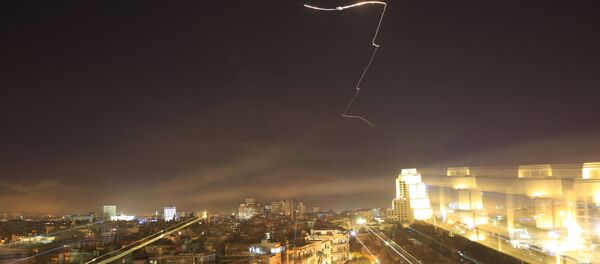 Mísseis cruzam horizonte de Damasco durante ataque dos EUA contra Síria, 14 de abril de 2018 - Sputnik Brasil