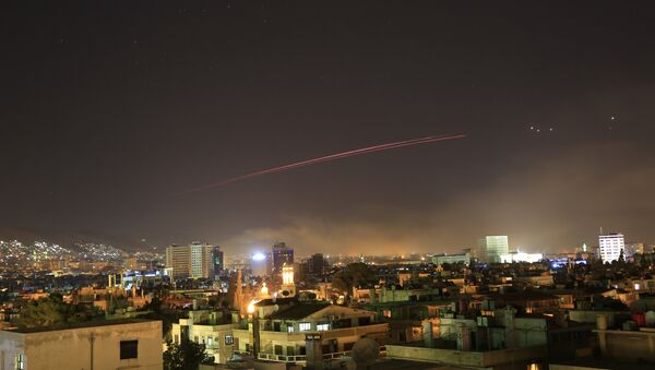 Mísseis cruzam o céu sobre Damasco durante ataque norte-americano ao país, na noite entre 13 e 14 de abril - Sputnik Brasil