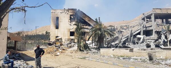 Centro militar de pesquisa, na cidade síria de Barzeh, atingido por um míssil lançado durante o ataque dos EUA, Reino Unido e França em 13 de abril - Sputnik Brasil