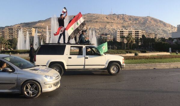 Sírios durante uma manifestação contra os ataques aéreos da coalizão liderada pelos EUA em uma das ruas de Damasco - Sputnik Brasil