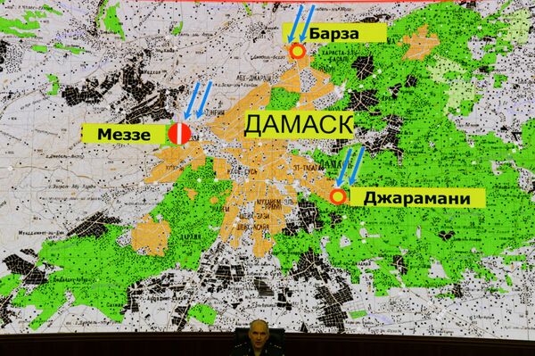 O chefe da Direção-Geral Operacional do Estado-Maior das Forças Armadas russas, Sergei Rudskoy, à frente de um mapa de Damasco que mostra os supostos lugares atingidos pelos ataques aéreos da coalizão - Sputnik Brasil