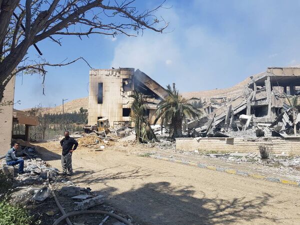 Centro militar de pesquisa atingido por um míssil lançado durante o ataque dos EUA, Reino Unido e França, Damasco - Sputnik Brasil