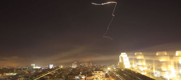 Um míssil cruza o céu sobre Damasco Um míssil cruza o céu sobre Damasco - Sputnik Brasil