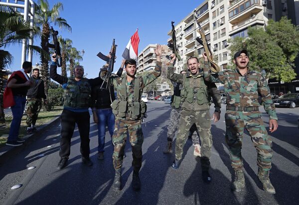 Militares do exército sírio participam de uma manifestação contra os ataques aéreos da coalizão internacional - Sputnik Brasil