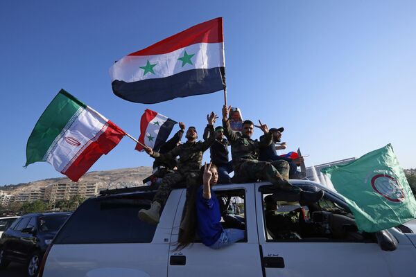 Cidadãos sírios agitam bandeiras da Síria durante uma manifestação contra os ataques aéreos da coalizão liderada pelos EUA - Sputnik Brasil