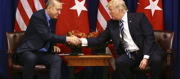 Turkey's President Recep Tayyip Erdogan, left, and US President Donald Trump shake hands prior to their meeting in New York, Thursday, Sept. 21, 2017. Erdogan is in New York for the United Nations General Assembly. - Sputnik Brasil