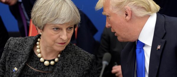 Primeira-ministra britânica, Theresa May (à esquerda), e Donald Trump, presidente dos Estados Unidos (à direita) durante um jantar de trabalho, parte de  um encontro da OTAN em Bruxelas. - Sputnik Brasil