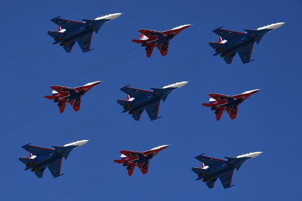 Caças multifuncionais Su-30SM da esquadrilha de acrobacia aérea Russkie Vityazy e os MiG-29 da esquadrilha Strizhy durante um ensaio da Parada da Vitória no polígono de Alabino - Sputnik Brasil