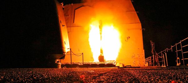 Cruzador de mísseis norte-americano USS Monterey lança um míssil Tomahawk durante o ataque à Síria, 14 de abril de 2018 - Sputnik Brasil