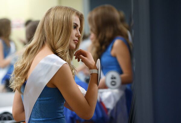Uma das finalistas do concurso Miss Rússia 2018 se prepara para o show no camarim - Sputnik Brasil