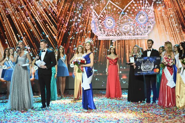 Miss Rússia 2018, Yulia Polyachikhina (no centro), durante a cerimônia de condecoração das finalistas do concurso, em Moscou - Sputnik Brasil