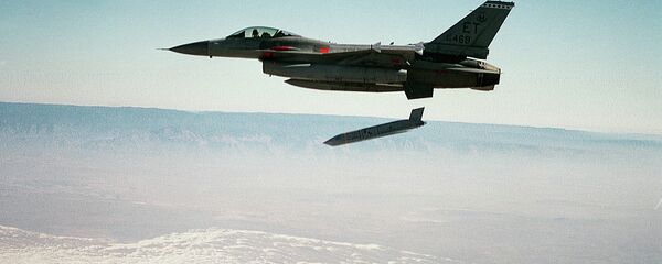 Mísseis de cruzeiro AGM-158 JASSM são lançados dirante as manobras da Força Aérea dos EUA (foto de arquivo) - Sputnik Brasil