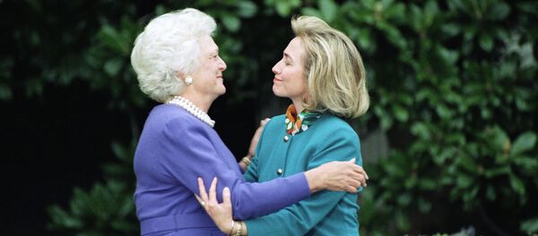 Nesta foto de arquivo de 19 de novembro de 1992, a primeira-dama, Barbara Bush, cumprimenta a primeira-dama Hillary Clinton após sua chegada à Casa Branca, em Washington. - Sputnik Brasil