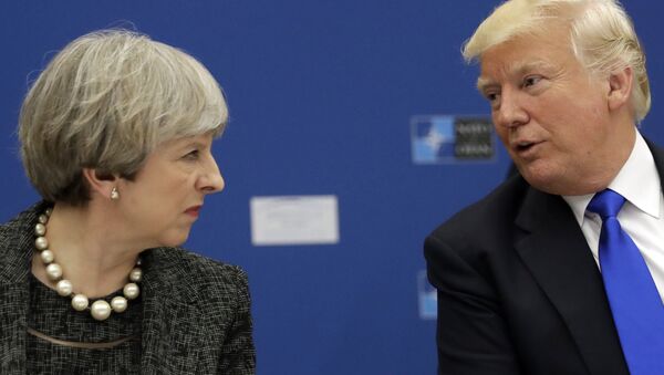 US President Donald Trump, right, speaks to British Prime Minister Theresa May during in a working dinner meeting at the NATO headquarters during a NATO summit of heads of state and government in Brussels on Thursday, May 25, 2017. - Sputnik Brasil