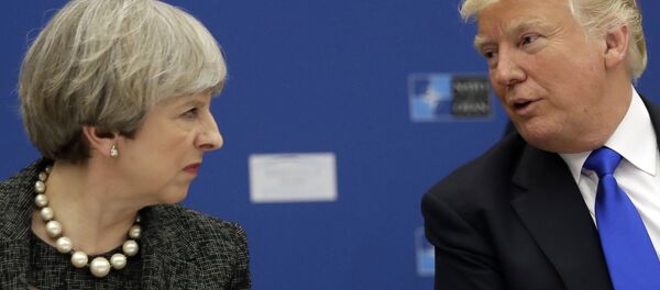 US President Donald Trump, right, speaks to British Prime Minister Theresa May during in a working dinner meeting at the NATO headquarters during a NATO summit of heads of state and government in Brussels on Thursday, May 25, 2017. - Sputnik Brasil