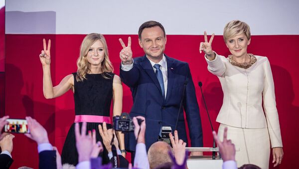 Andrzej Duda, candidato à presidência da Polônia, comemora com sua família após pesquisas de boca de urna indicarem sua vitória sobre o atual governante, Bronislaw Komorowski, com 53% dos votos - Sputnik Brasil