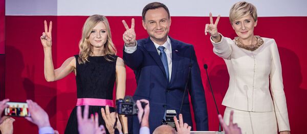 Andrzej Duda, candidato à presidência da Polônia, comemora com sua família após pesquisas de boca de urna indicarem sua vitória sobre o atual governante, Bronislaw Komorowski, com 53% dos votos - Sputnik Brasil