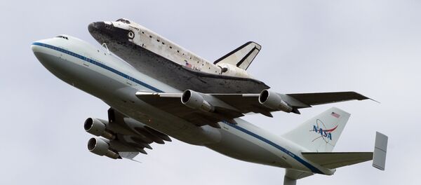 O ônibus espacial Discovery, a bordo de um Boeing 747 da NASA especialmente modificado, voa sobre Washington, DC, 17 de abril de 2012 O ônibus espacial Discovery, a bordo de um Boeing 747 da NASA especialmente modificado, voa sobre Washington, DC, 17 de abril de 2012 - Sputnik Brasil