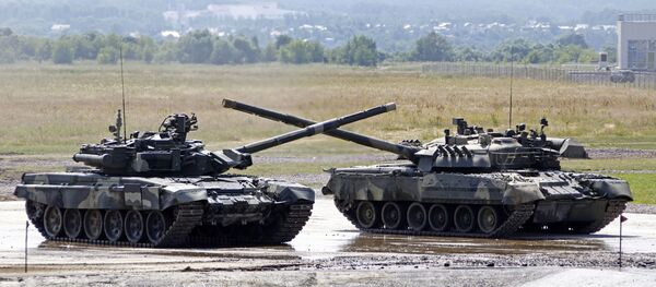 Tanques russos (o T-90 à esquerda) em polígono militar - Sputnik Brasil