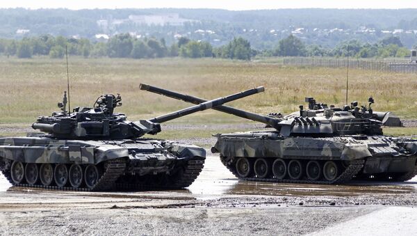 Tanques russos (o T-90 à esquerda) em polígono militar - Sputnik Brasil